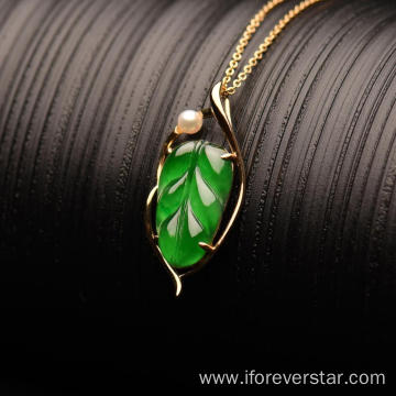 Ping an leaf natural emerald pendant